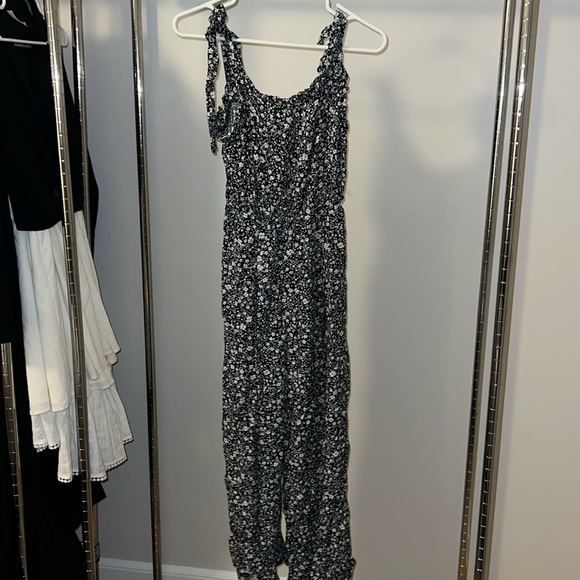 Floral jumpsuit size Medium - Picture 2 of 2